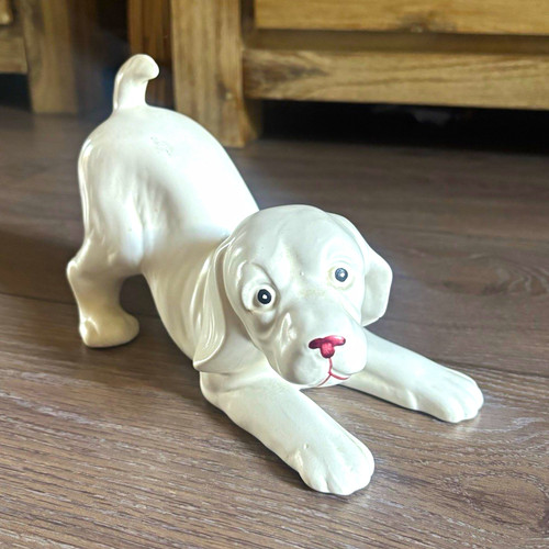 Weiße hundefigur welpe aus - hundefigur,